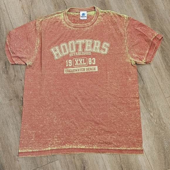 Hooters Tee - Picture 1 of 2